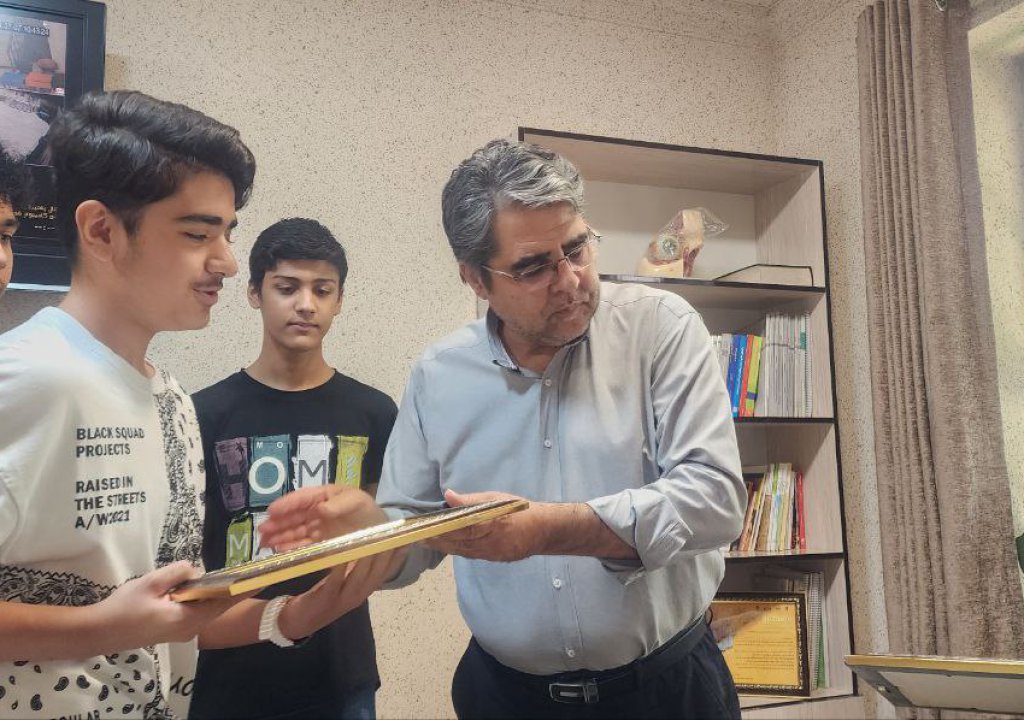 تقدیر از دانش آموزان برتر در مسابقات هوافضا تهران و مشهد